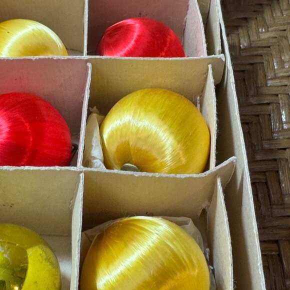 Vintage Christmas Ornaments Red & Gold Glass  Balls And Silk Wraped - Picture 6 of 8